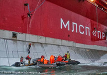Активисты Greenpeace высаживаются на "Приразломную". Фото Дениса Синякова