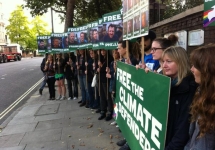 Пикет у российского посольства в Лондоне. Фото: greenpeace.org
