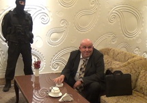 Задержание Алексея Тихонова. Кадр видео с сайта МВД