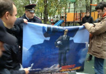 Изъятие поздравительного плаката. Фото из твиттера Михаила Дворковича
