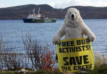 Протест на фоне арестованного судна Arctic Sunrise. Фото: Игорь Подгорный/Greenpeace