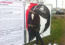 Лусинэ Джанян рисует портрет Толоконниковой возле ИК-14. Фото из твиттера @lusine_djanyan