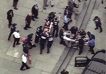 Раненых увозят из здания мэрии Нью-Йорка. Фото АР