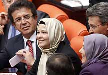 Женщины-депутаты парламента Турции в хиджабе. Кадр CNN Turk