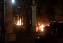 Беспорядки у посольства России в Польше. Фото: @k_berenda