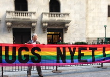 Акция протеста у Нью-Йоркской фондовой биржи. Фото: buzzfeed.com