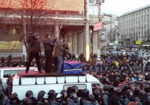 Заблокированные автомобили митингующих. Фото: facebook.com/kniazhytsky