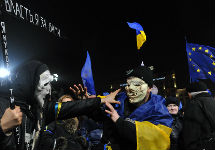 Конец Януковичу: сценка на Евромайдане. Фото Л.Барковой/Грани.Ру