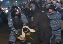 Разгон Евромайдана в ночь на 30.11.2013. Кадр "Пятого канала"