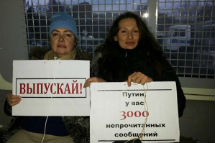 Активистки в автозаке. Фото из Фейсбука Ольги Курносовой