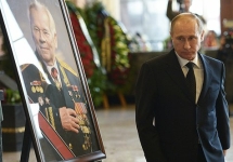 Владимир Путин на похоронах Михаила Калашникова. Фото пресс-службы Кремля