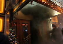 Инцидент с дымовой шашкой у отеля "Премьер палас". Кадр видео с youtube-канала Сидора Ковпака
