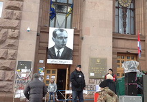 Портрет Степана Бандеры на здании мэрии Киева. Фото: ostro.org