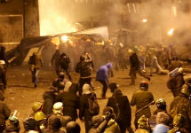 Штурм милицейской баррикады в Киеве. Кадр Грани-ТВ