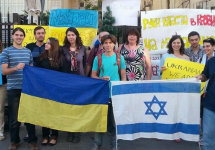 Митинг в поддержку Майдана у украинского посольства в Тель-Авиве. Фото: belisrael.info