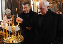 Виктор Янукович и Николай Азаров на крещенском богослужении, 19.01.2014. Фото: kmu.gov.ua