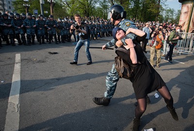 Задержание Александры Наумовой (Духаниной) бойцом Суторминым. Фото Рустема Адагамова