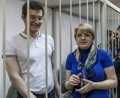 Адвокат Екатерина Горяинова с Ярославом Белоусовым. Фото А. Барошина