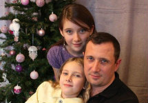 Александр Марголин с дочерьми. Фото с личной страницы в Фейсбуке