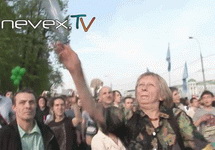 Елена Кохтарева бросает бутылку на Марше миллионов. Кадр nevex.tv