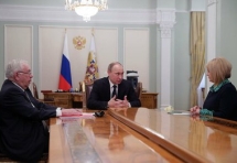 Встреча Владимира Путина с Эллой Памфиловой и Владимиром Лукиным. Фото пресс-службы Кремля.