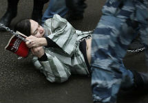 Задержание активистки с уголовным кодексом. Фото Е.Михеевой/Грани.Ру