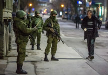Военные на улицах Симферополя. Фото: А.Стенин/РИА "Новости"