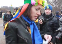 На антивоенном митинге в Петербурге. Кадр Грани-ТВ