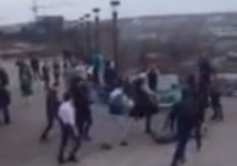Избиение участников флешмоба в Иркутске. Кадр видеосъемки