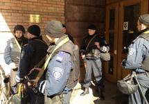Милиция у входа в штаб Национальной гвардии. Фото Сергея Гришина