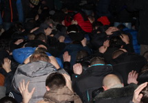 Пленные титушки на Евромайдане, 23.01.2014. Фото: @Dbnmjr
