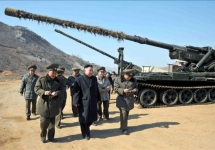 Ким Чен Ын осматривает артиллерийские орудия. Фото: ЦТАК
