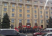Протестующие возле здания харьковской ОГА. Фото Саши Шермана