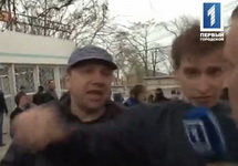 Боевик нападает на журналиста в Одессе. Кадр Первого городского