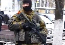 Вооруженный боевик в Славянске. Фото с сайта Fotokor.Org