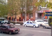 У захваченного отделения банка в Белгороде. Фото: @corsbel