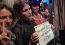 "Православная активистка" на показе фильма "Дети 404". Фото: @KsZhivago