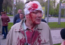 Пенсионер, избитый пророссийскими боевиками. Донецк, 28.04.2014. Фото: @bopanc