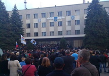 Пророссийские демонстранты у луганского главка МВД. Фото с ФБ-страницы Ирины Козыревой