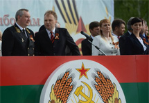 Рогозин с руководителями ПМР на параде в Тирасполе. Фото со страницы Рогозина в Facebook