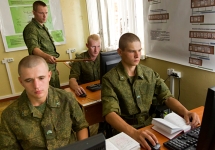 Солдаты за компьютерами. Фото: mil.ru