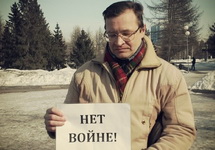 Константин Жаринов на антивоенном пикете, март 2014. Фото Дениса Хорошуна