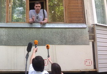 Константин Янкаускас общается с журналистами после обыска. Фото: @zuzino_shtab