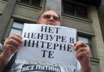Пикет Сергея Кривова против интернет-цензуры. Фото Ю.Тимофеева/Грани.Ру