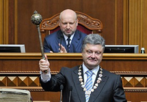 Петр Порошенко с булавой. Фото с сайта президента Украины