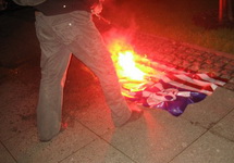 Другоросс сжигает американский флаг у консульства США в Петербурге. Фото: drugros-spb.livejournal.com