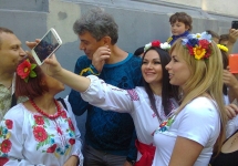 Борис Немцов с участниками "Марша вышиванок". Фото из блога Олега Лурье