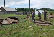 Рабочие распиливают ворота "Перми-36". Фото пресс-службы музея