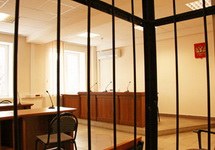 Клетка в зале суда. Фото: om-saratov.ru