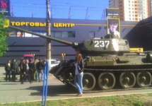 Танк Т-34 у баррикад в Луганске. Фото: cxid.info